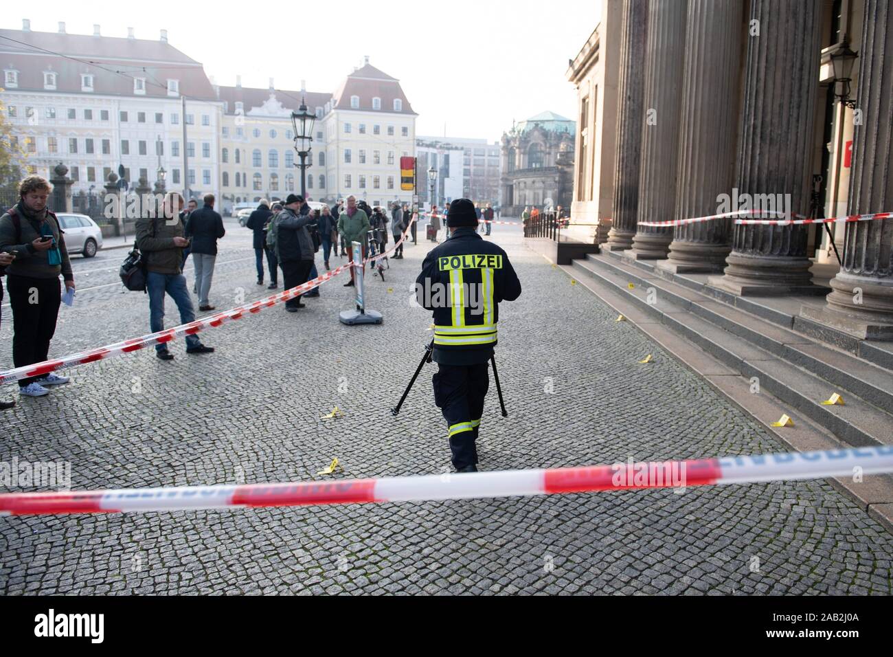 Dresden, Germany. 25th Nov, 2019. A policeman stands in front of the Schinkelwache building behind a barrier tape. Dresden's Treasury Green Vault was broken into early in the morning. The break-in affects the historical part of the valuable collection. Credit: Sebastian Kahnert/dpa-Zentralbild/dpa/Alamy Live News Stock Photo
