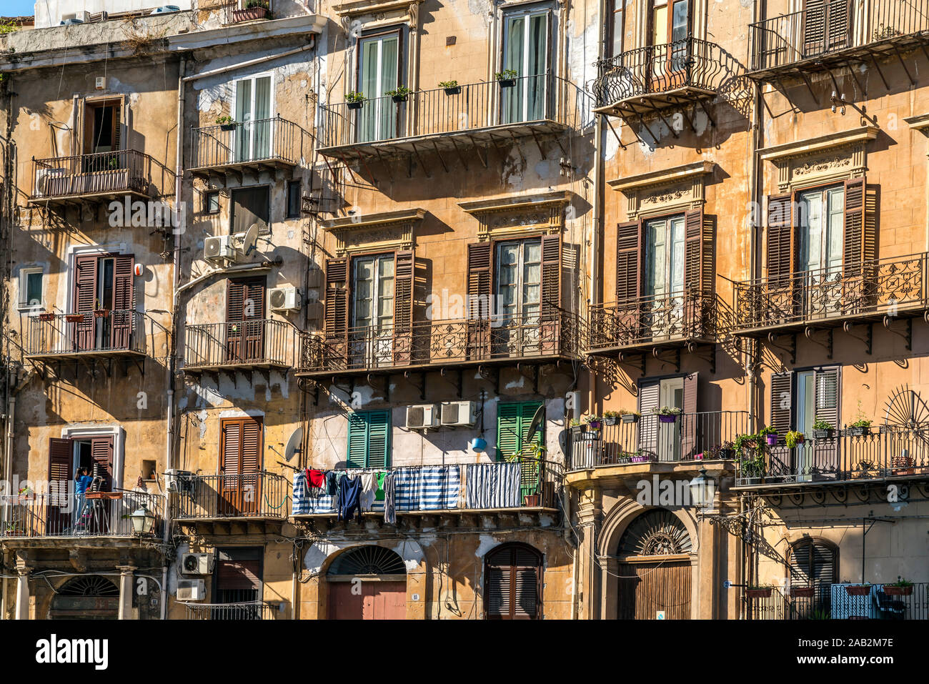 typische Balkone an einem Wohnhaus der Altstadt, Palermo, Sizilien, Italien, Europa  |  typical balconies of an apartment building in the old part of Stock Photo