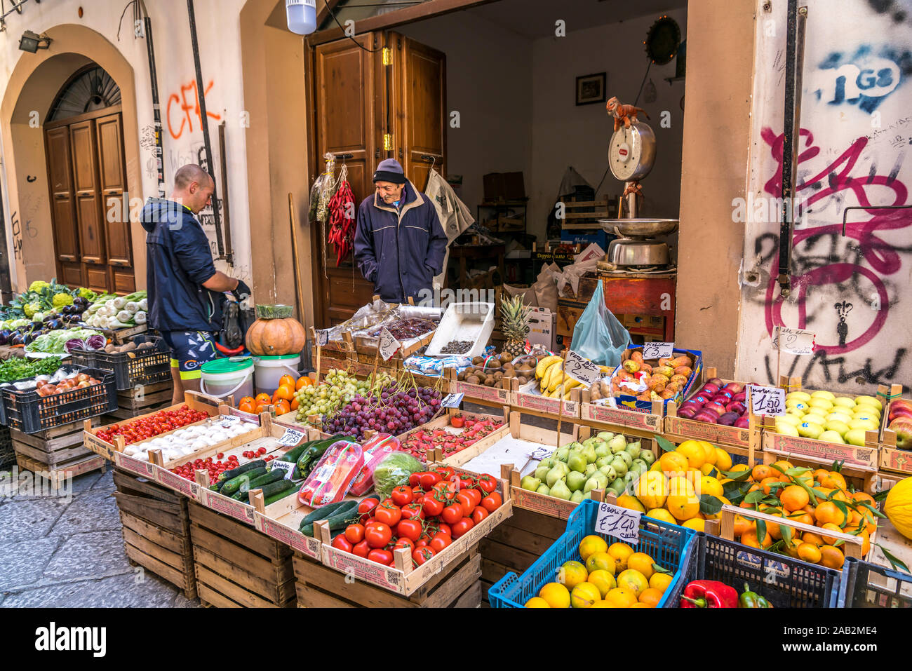 Obst und Gemüsehändler in Palermo, Sizilien, Italien, Europa  | Fruit and Vegetables store in Palermo, Sicily, Italy, Europe Stock Photo