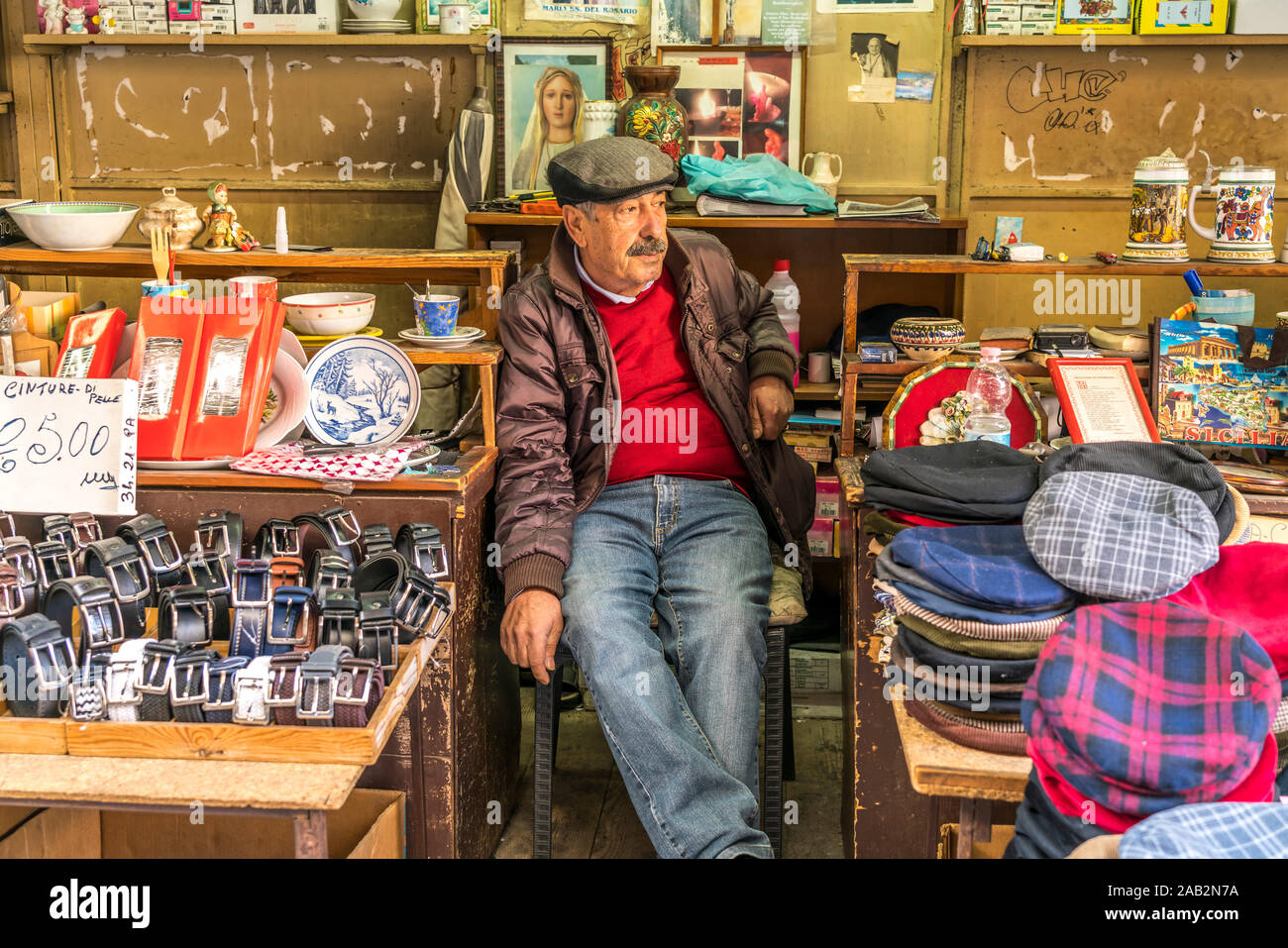 Verkäufer an seinem Stand mit typisch sizilianischen Mützen und Souvenirs,  Palermo, Sizilien, Italien, Europa  |  market stall  with typical sicilian Stock Photo