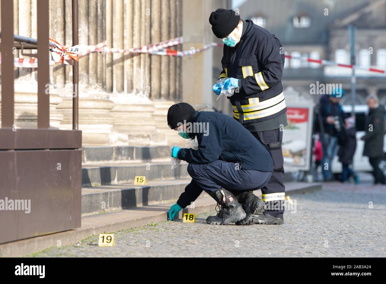 Dresden, Germany. 25th Nov, 2019. Police officers sit or stand in front of the Schinkelwache building. Dresden's Treasury Green Vault was broken into early in the morning. The break-in affects the historical part of the valuable collection. Credit: Sebastian Kahnert/dpa-Zentralbild/dpa/Alamy Live News Stock Photo