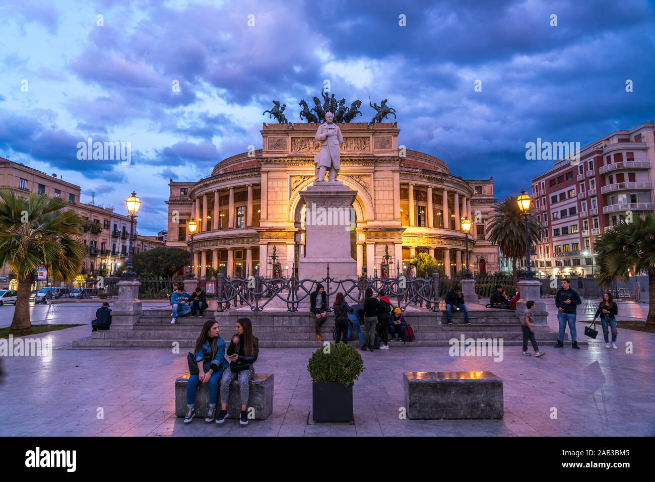 Theater Teatro Politeama Garibaldi in der Abenddämmerung, Palermo, Sizilien, Italien, Europa  | theatre Teatro Politeama Garibaldi at dusk,  Palermo, Stock Photo