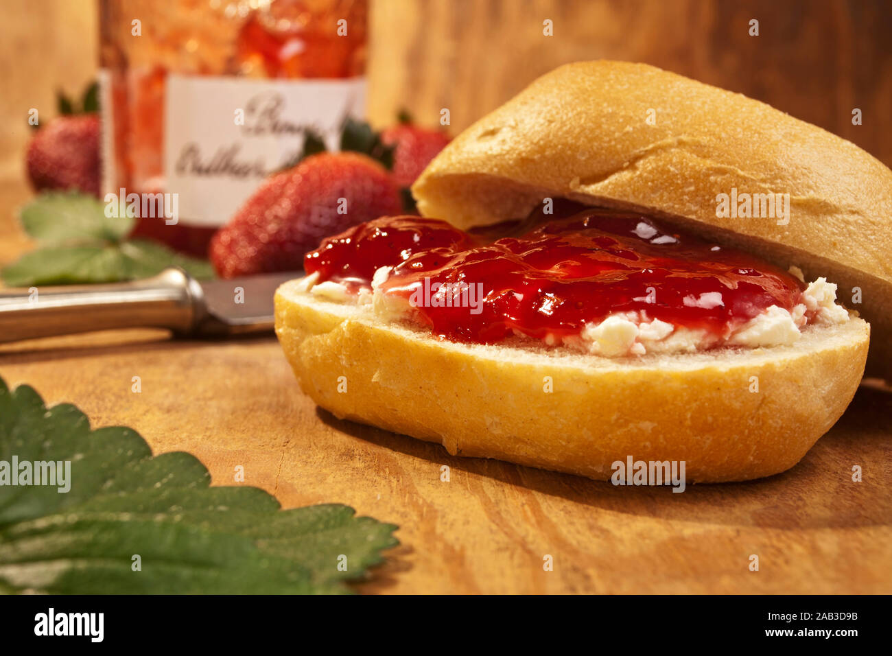 Brötchen mit Frischkäse und frischer Erdbeermarmelade |Rolls with cream cheese and fresh strawberry jam| Stock Photo