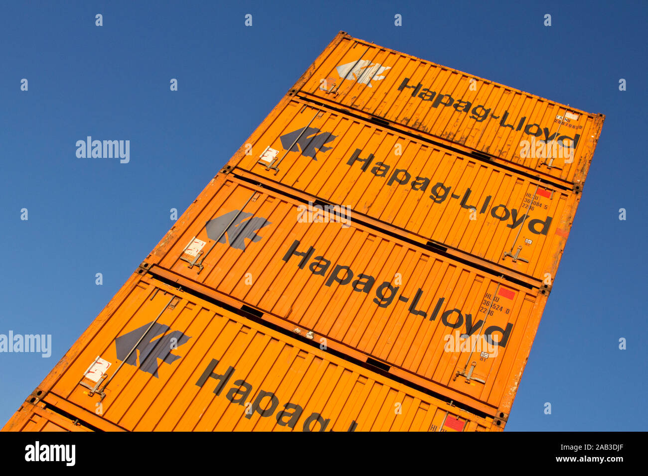 Container der Hapag-Lloyd übereinander gestapelt auf einem Platz im Containerhafen |Containers from Hapag-Lloyd stacked in a square in container port| Stock Photo