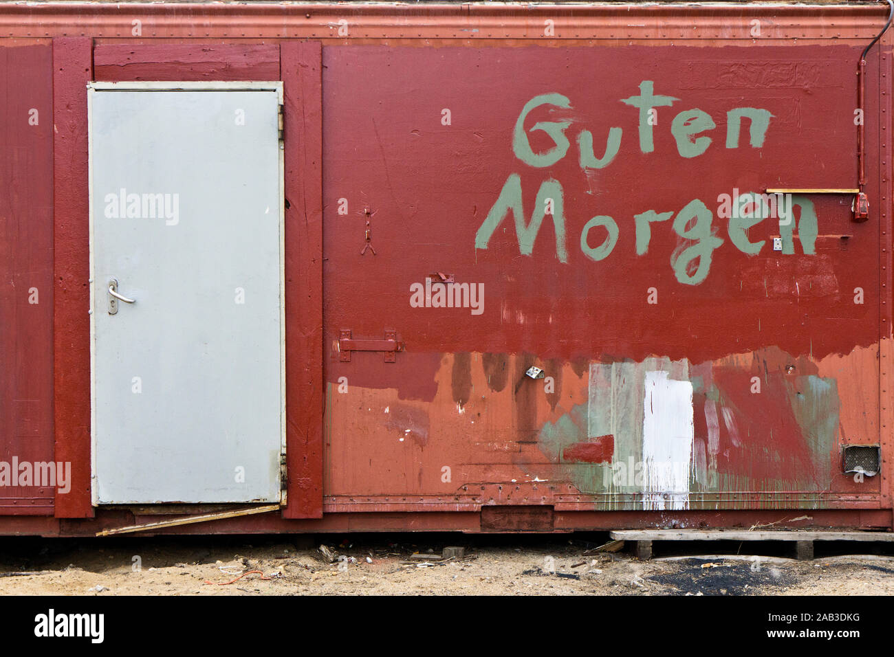 Die Vorderseite von einem alten Baucontainer mit der Aufschrift „Guten Morgen“. |The front of an old building container that says 'Good morning'.| Stock Photo
