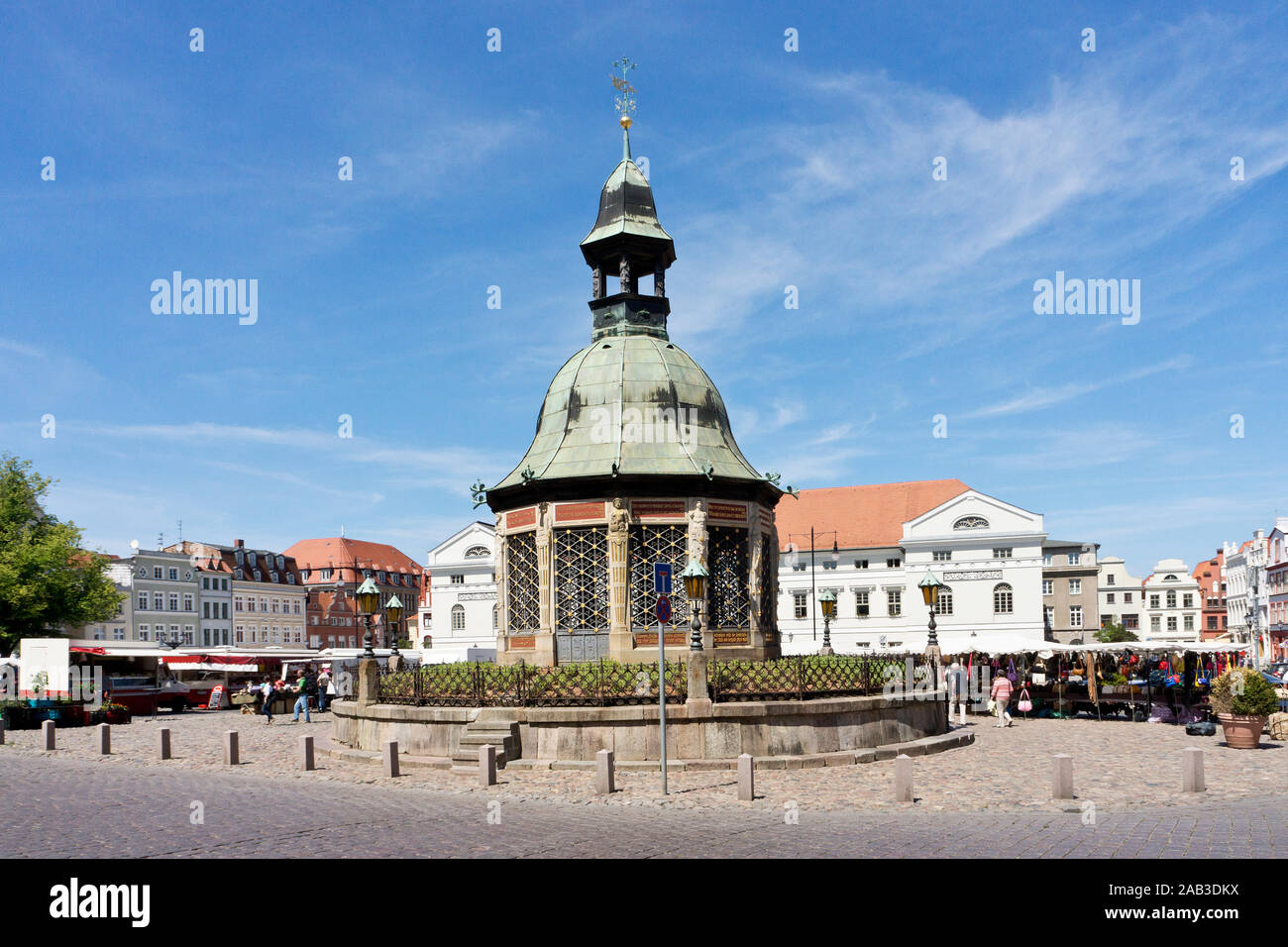 Marktplatz der Hansestadt Wismar mit dem Pavillon Wasserkunst |Market Square Wismar with the pavilion fountain| Stock Photo