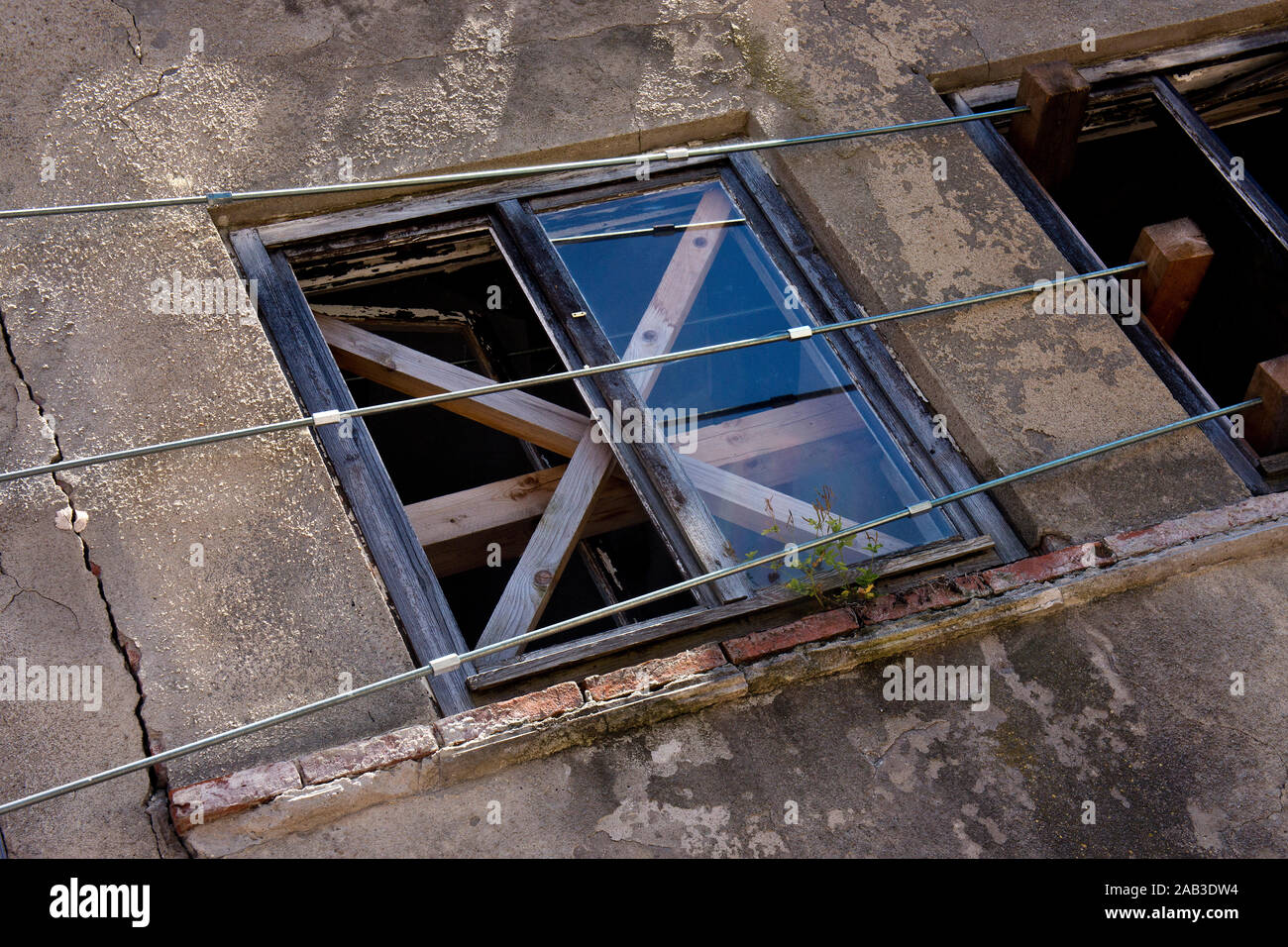 Stützsterben an einem einsturzgefährdeten Gebäude |Supporting dying in a dilapidated building| Stock Photo