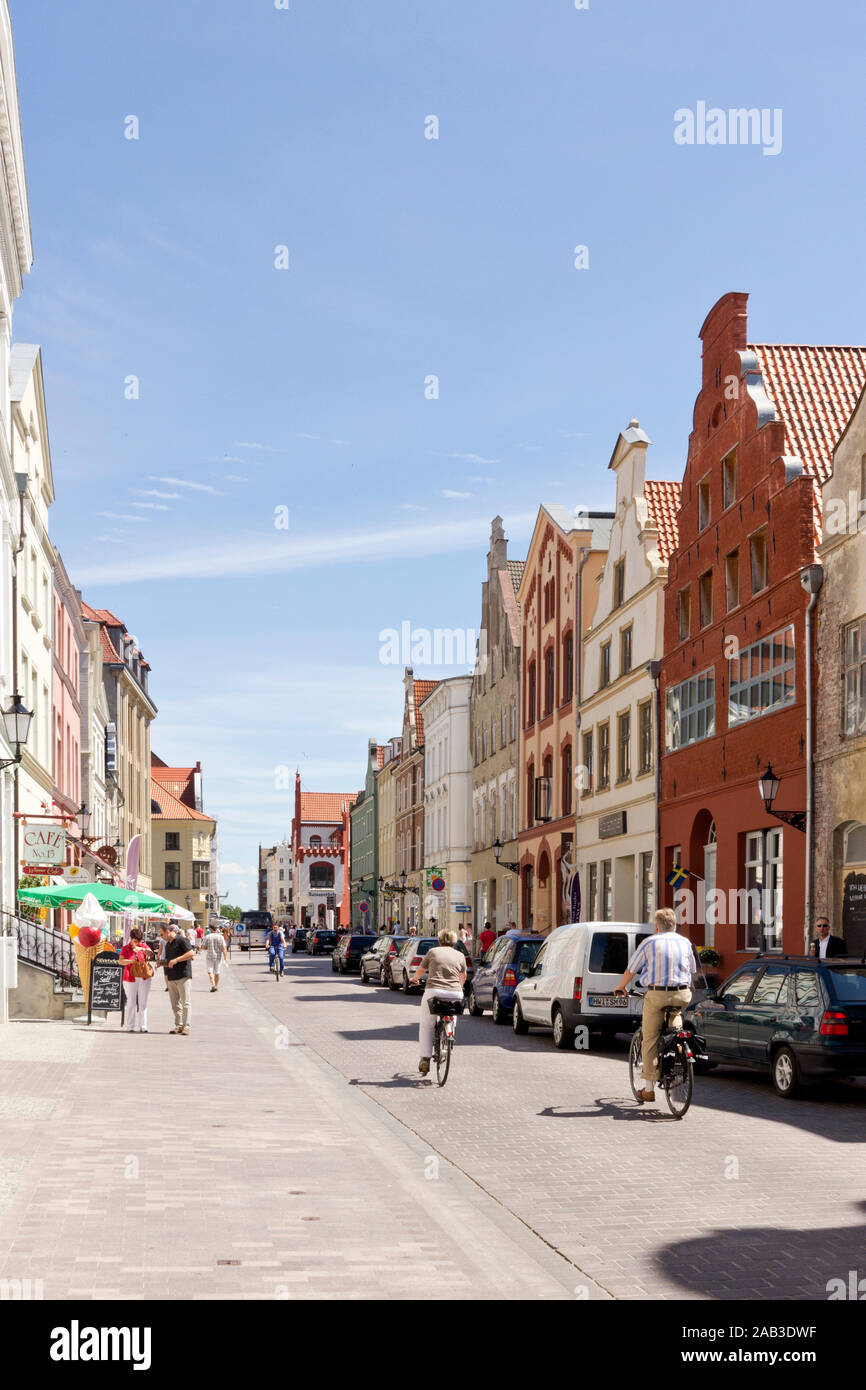 Geschäftshäuser in einer Einkaufsstrasse in der Altstadt von Wismar |Commercial buildings in a shopping street in the old town of Wismar| Stock Photo
