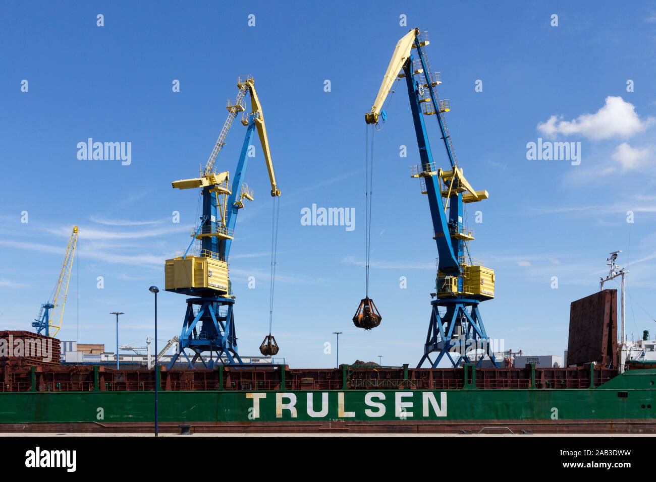 Zwei Kräne entladen einen Frachter im Hafen der Hansestadt Wismar |Two cranes unload a freighter in the port of Wismar| Stock Photo