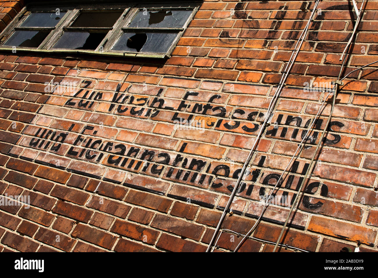Beschriftung einer Außenwand von einem alten Silo im Hafen |Marking an outside wall of an old silo in the port| Stock Photo