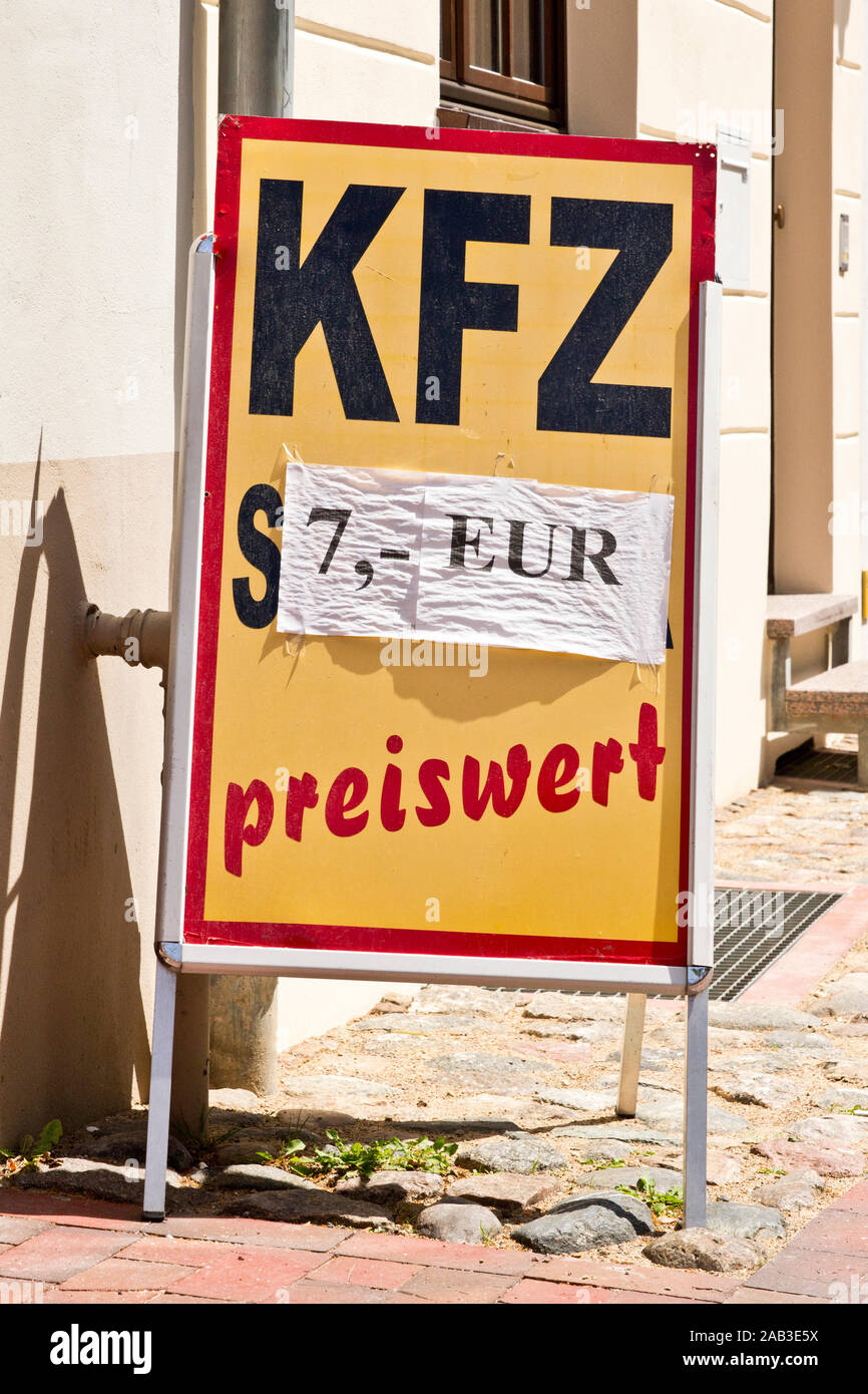 Aufsteller vor einem Geschäft für Kfz.-Kennzeichen |Stand outside a shop for car number plates| Stock Photo