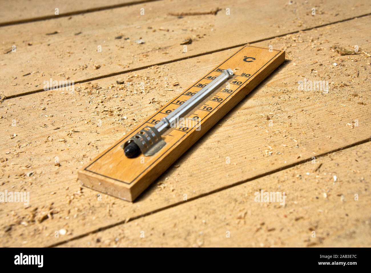 Ein Thermometer liegt auf einen Holzfußboden im Deck |A thermometer is on a wooden floor in the deck| Stock Photo