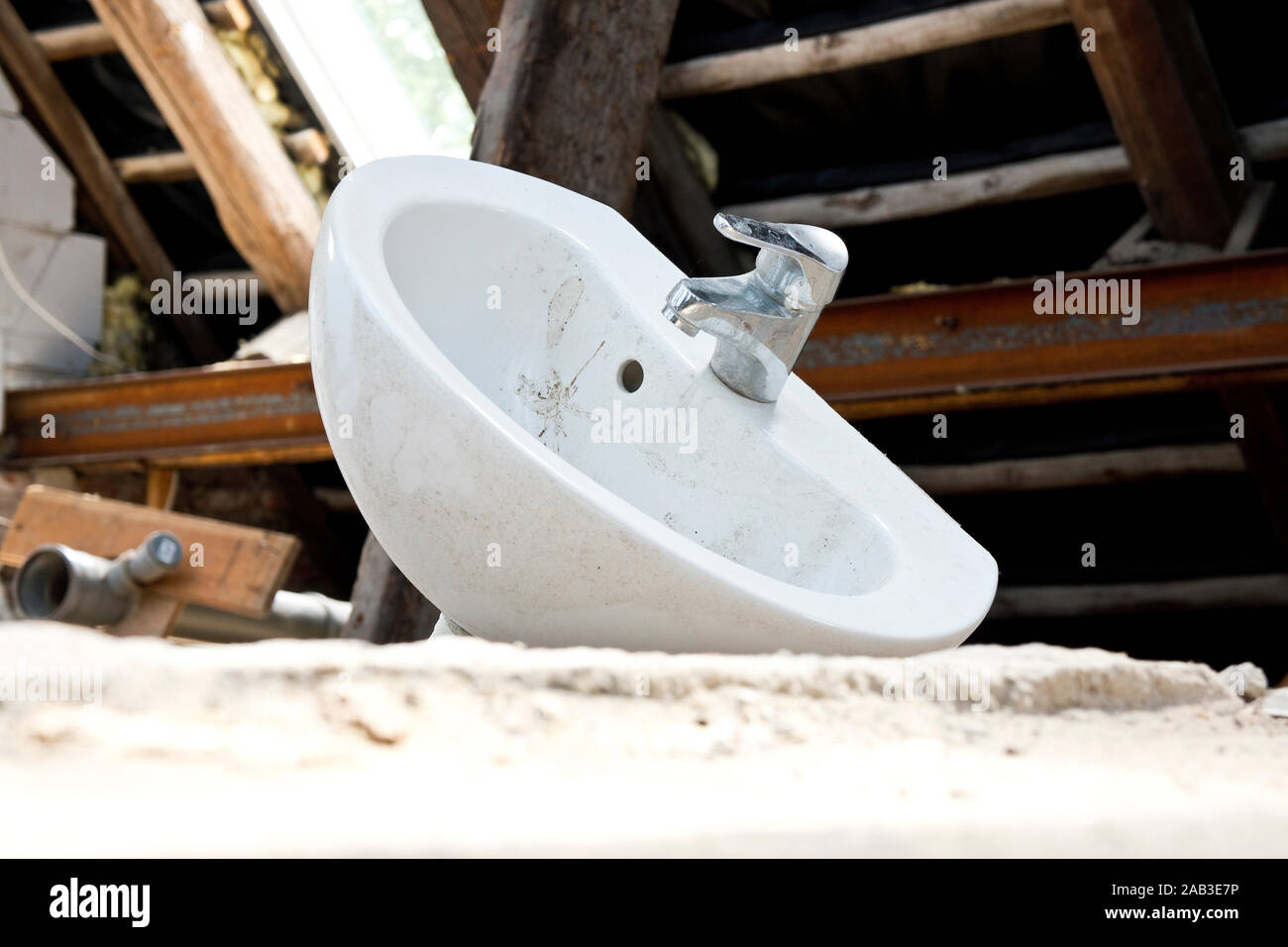 Ein Waschbecken mit Wasserhahn auf dem Fußboden in einem Abrisshaus |A sink with faucet on the floor in a demolition house| Stock Photo