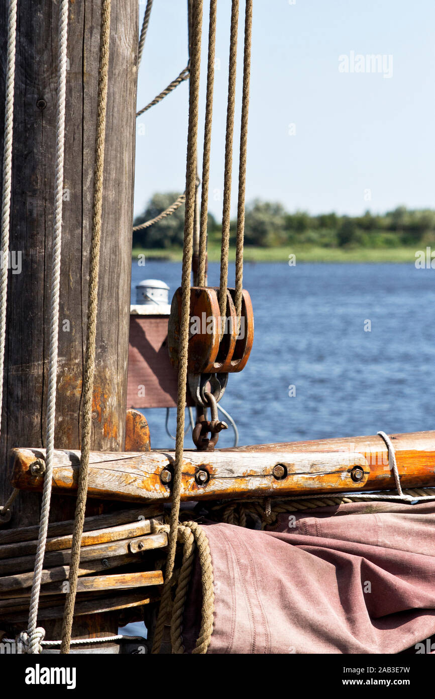 Eine Umlenkrolle aus Holz an einem Mast auf einem Traditionssegler |A wooden pulley on a mast on a sailing yacht| Stock Photo