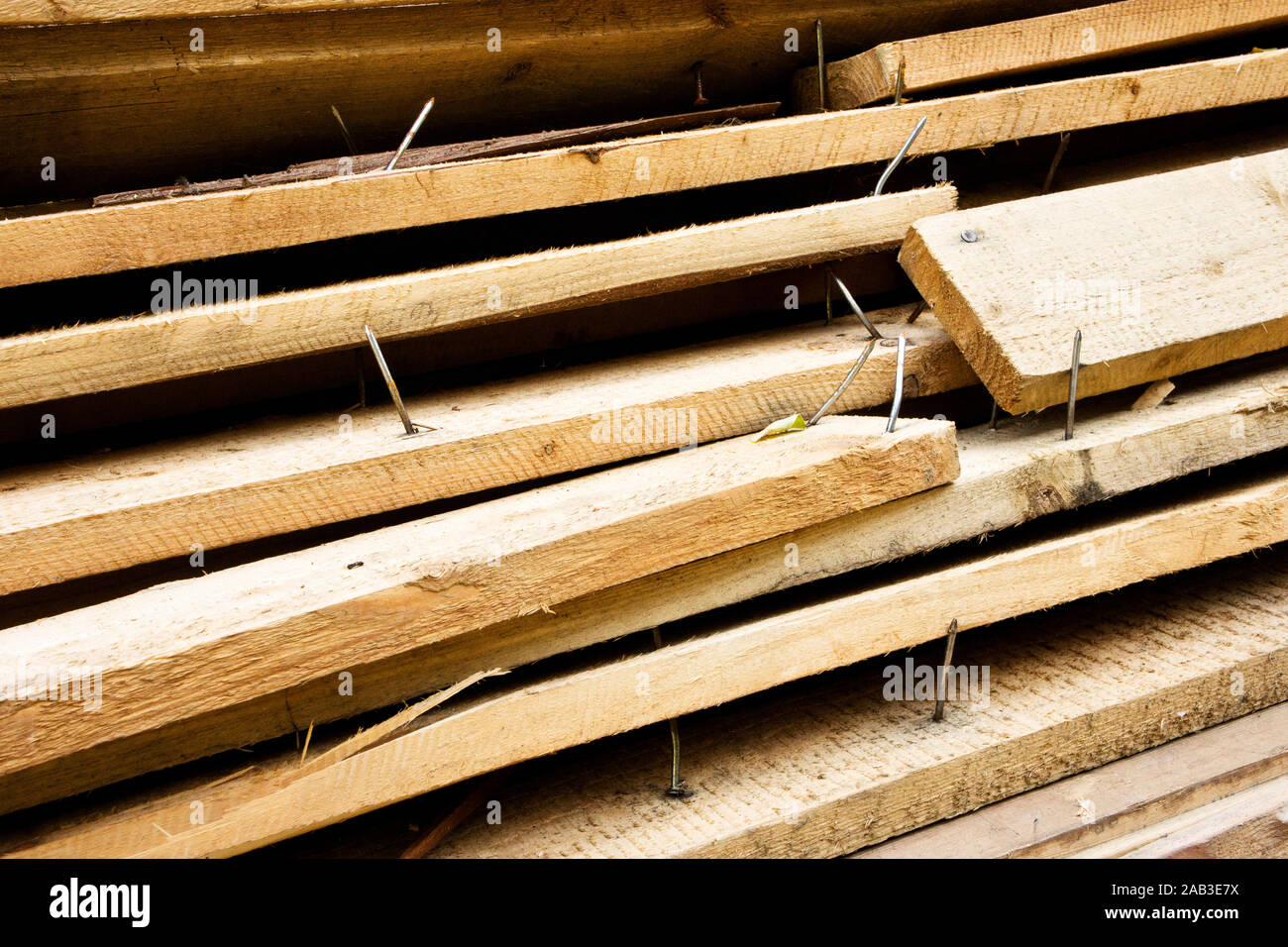Haufen mit alten Brettern und nach oben stehenden Nägeln |Pile of old boards and protruding nails up| Stock Photo