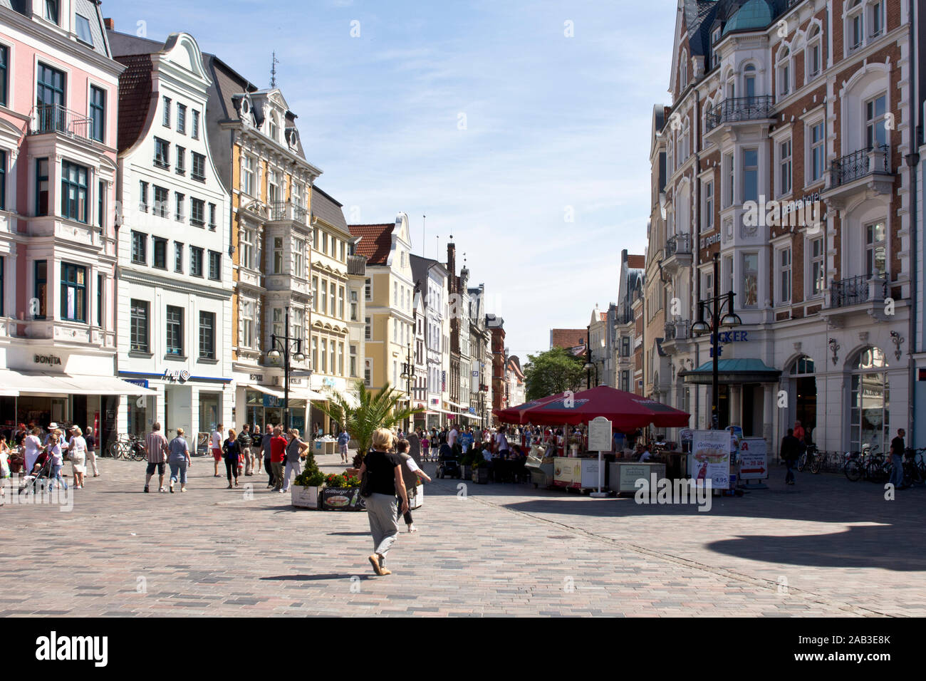 Menschen flanieren bei sommerlichen Wetter in den Einkaufsstraßen von Rostock |People stroll in summer weather in the shopping streets of Rostock| Stock Photo