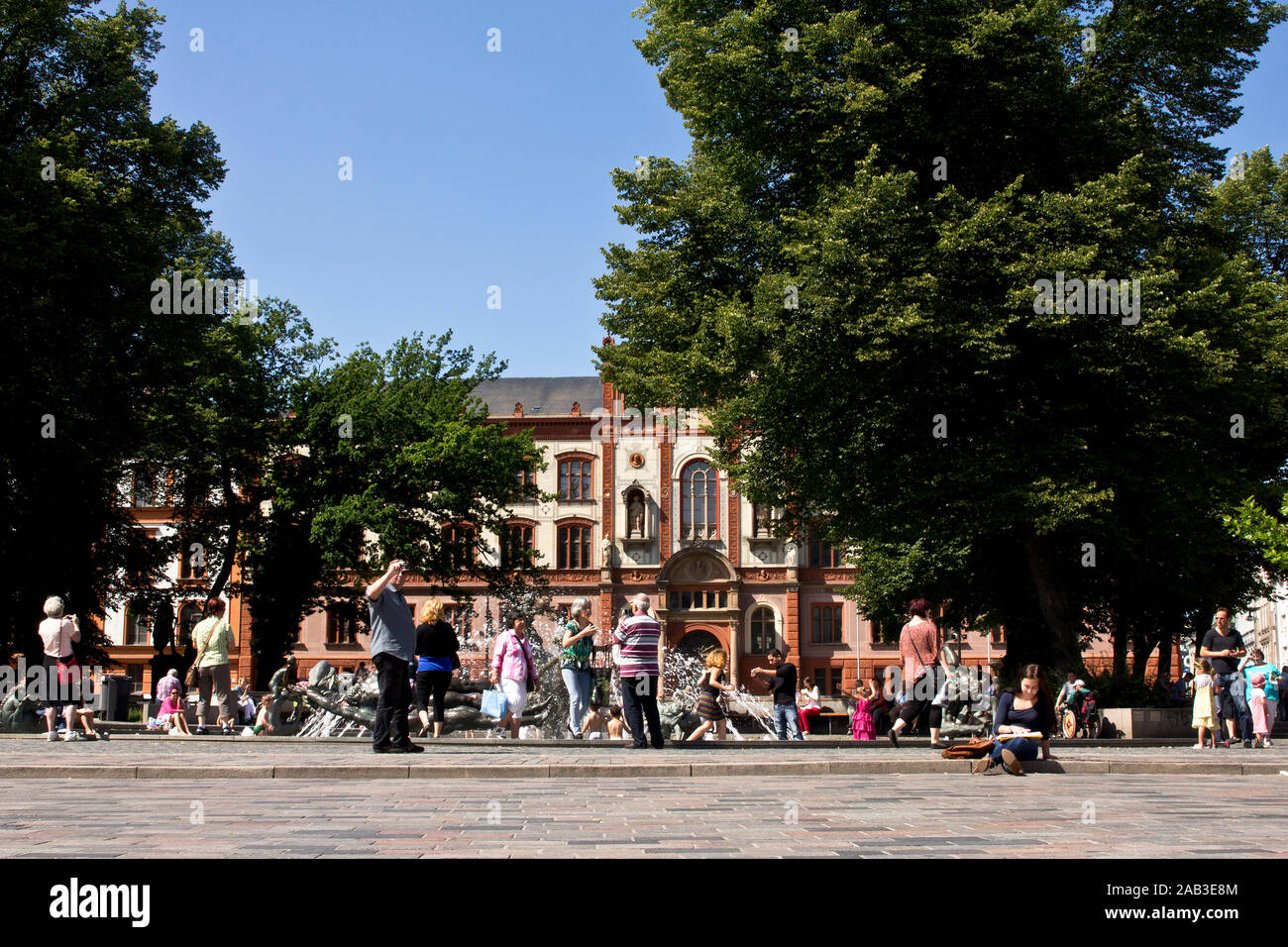 Menschen genießen das sommerliche Wetter am Brunnen der Lebensfreude auf dem Universitätsplatz |People enjoying the summer weather at the fountain of Stock Photo