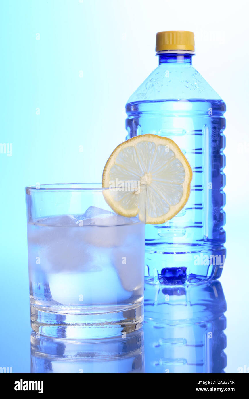 Wasserglas mit Zitrone und Wasserflasche Stock Photo