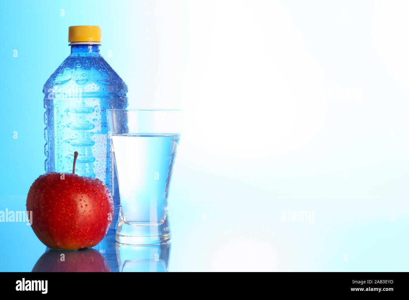 Glas mit Mineralwasser, Flasche und Apfel Stock Photo