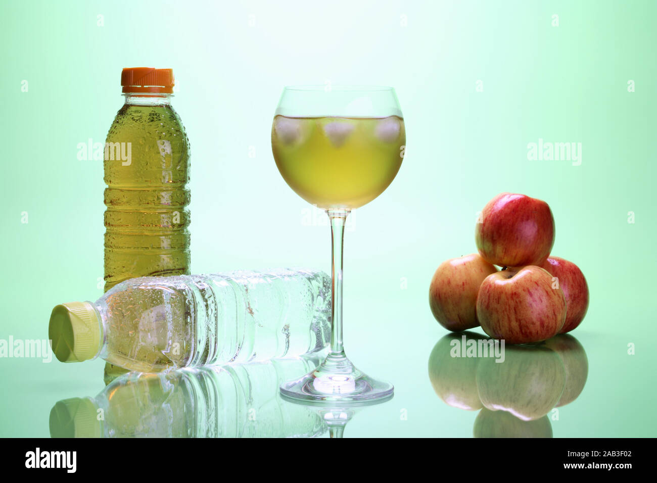 Apfelschorle und Mineralwasser Stock Photo