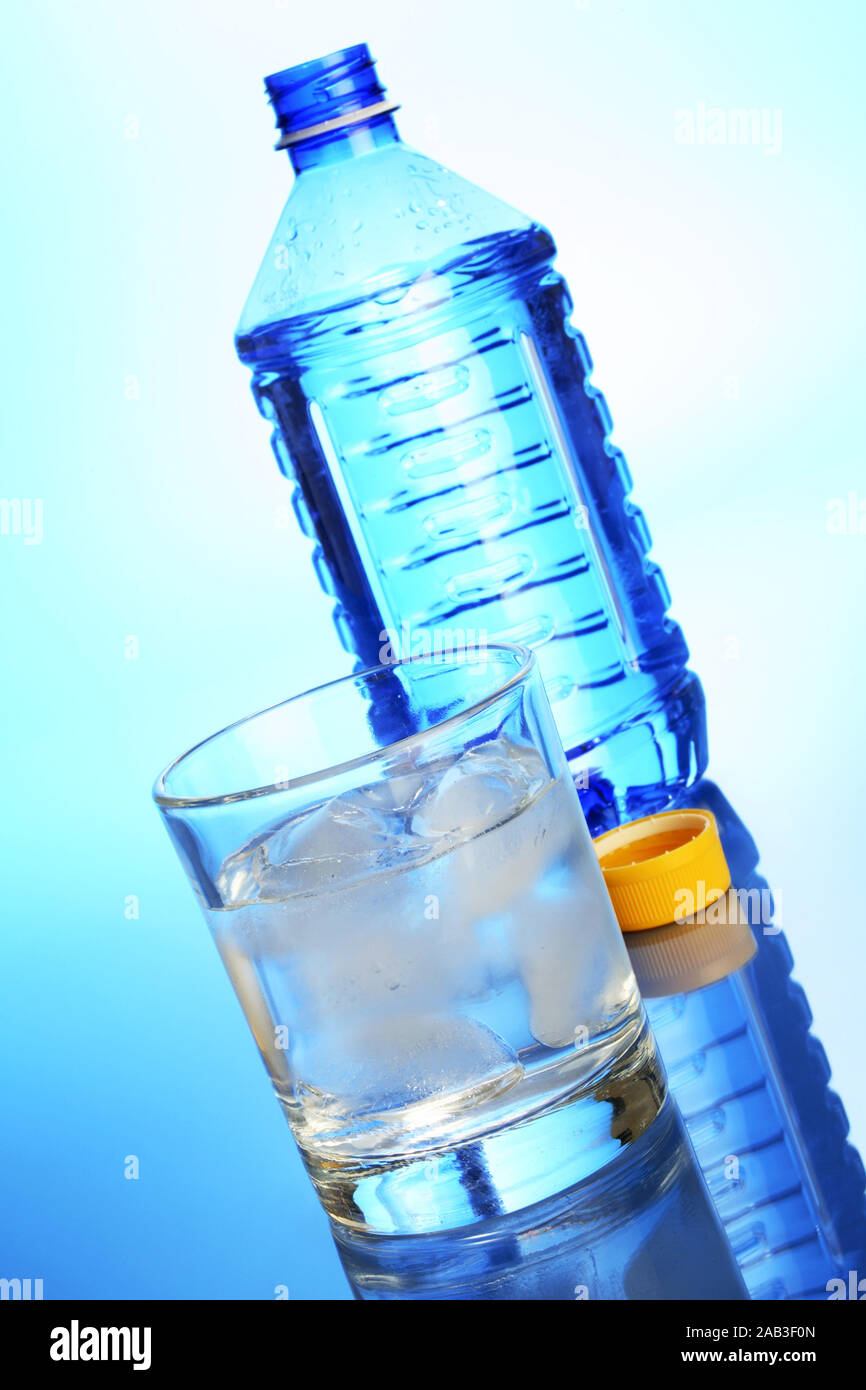 Wasserglas und Wasserflasche Stock Photo