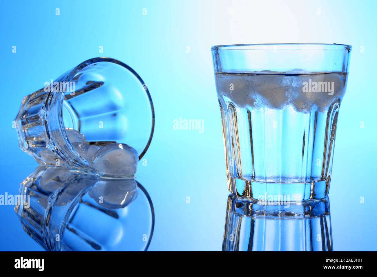 Wasserglaeser mit Eiswuerfel Stock Photo - Alamy