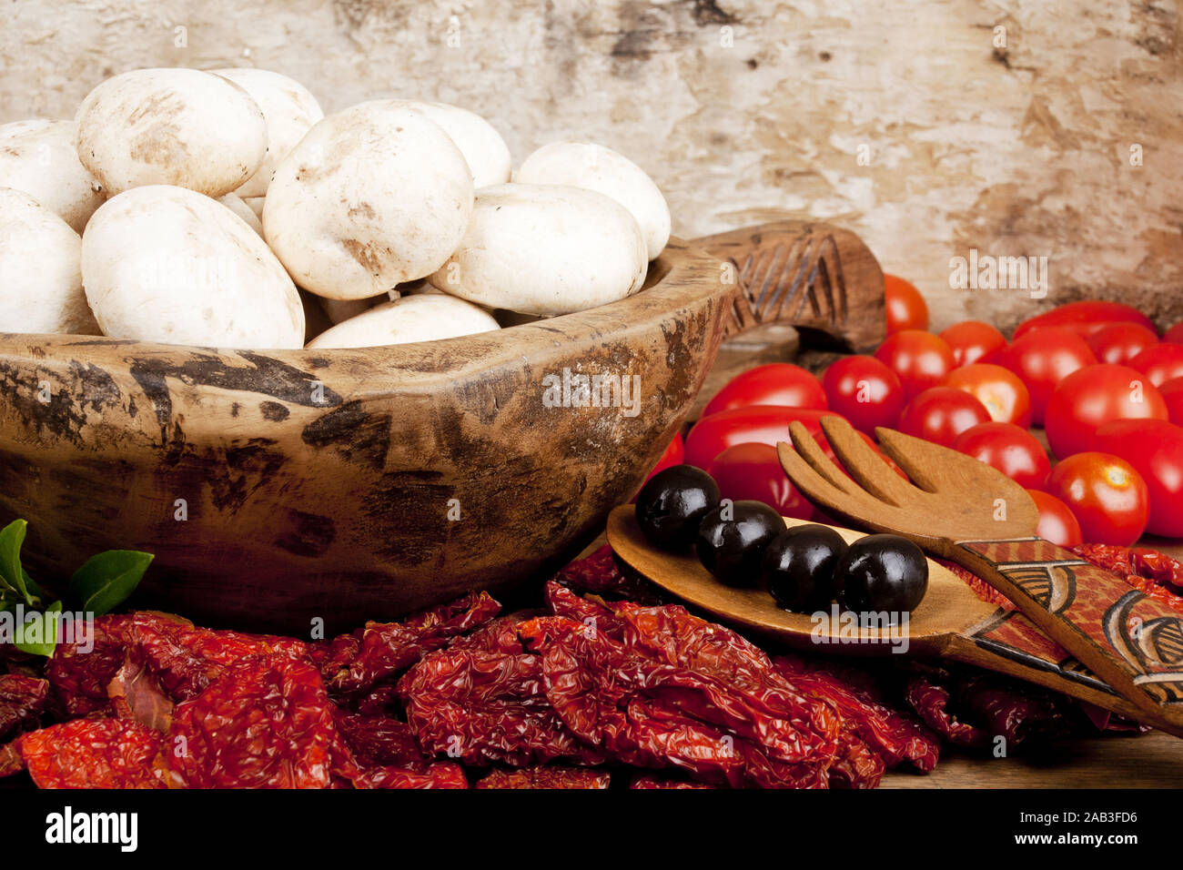Tomaten mit Champions und Oliven |Tomatoes with mushrooms and olives| Stock Photo