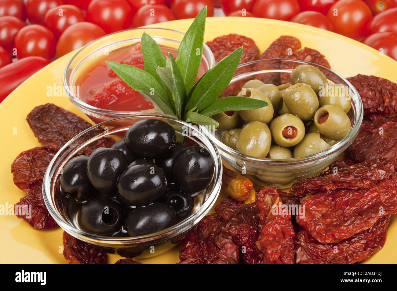 Oliven mit passierten Tomaten und Trockentomaten |Olives with tomato cream and dried tomatoes| Stock Photo