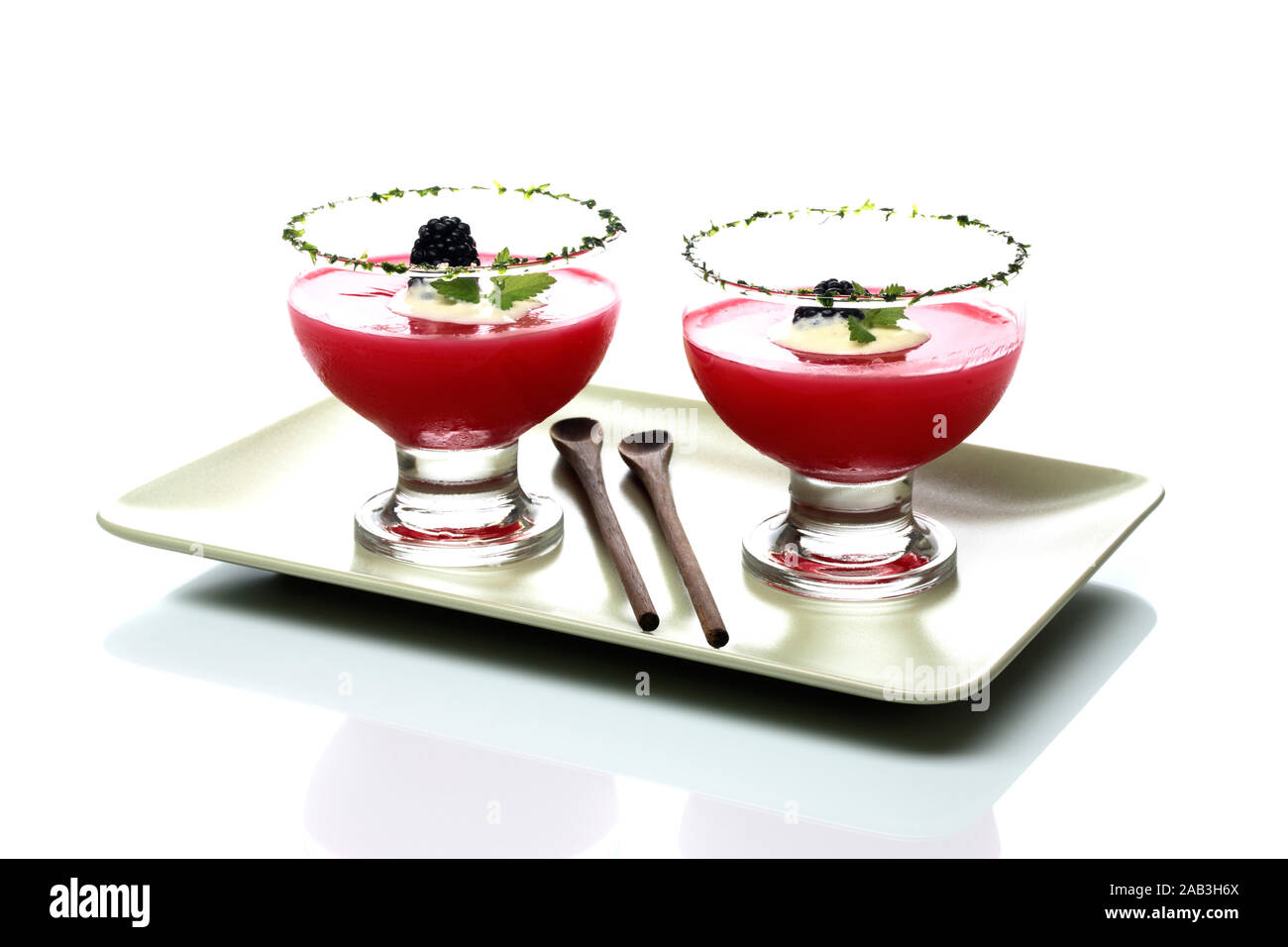 Rote Gruetze mit Vanillesauce Stock Photo - Alamy