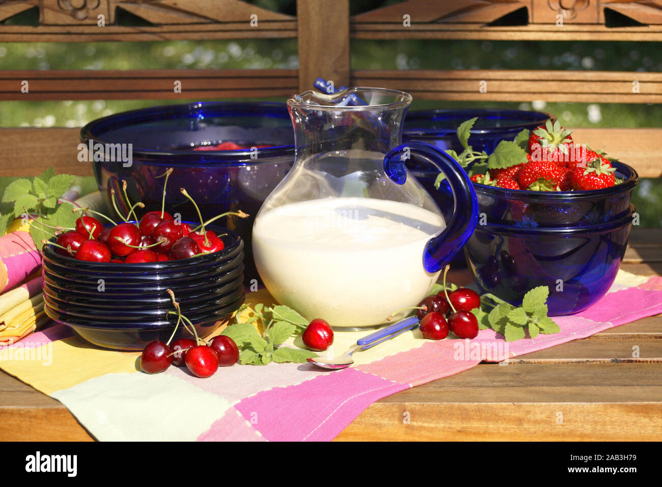 Rote Gruetze mit Vanillesauce Stock Photo - Alamy