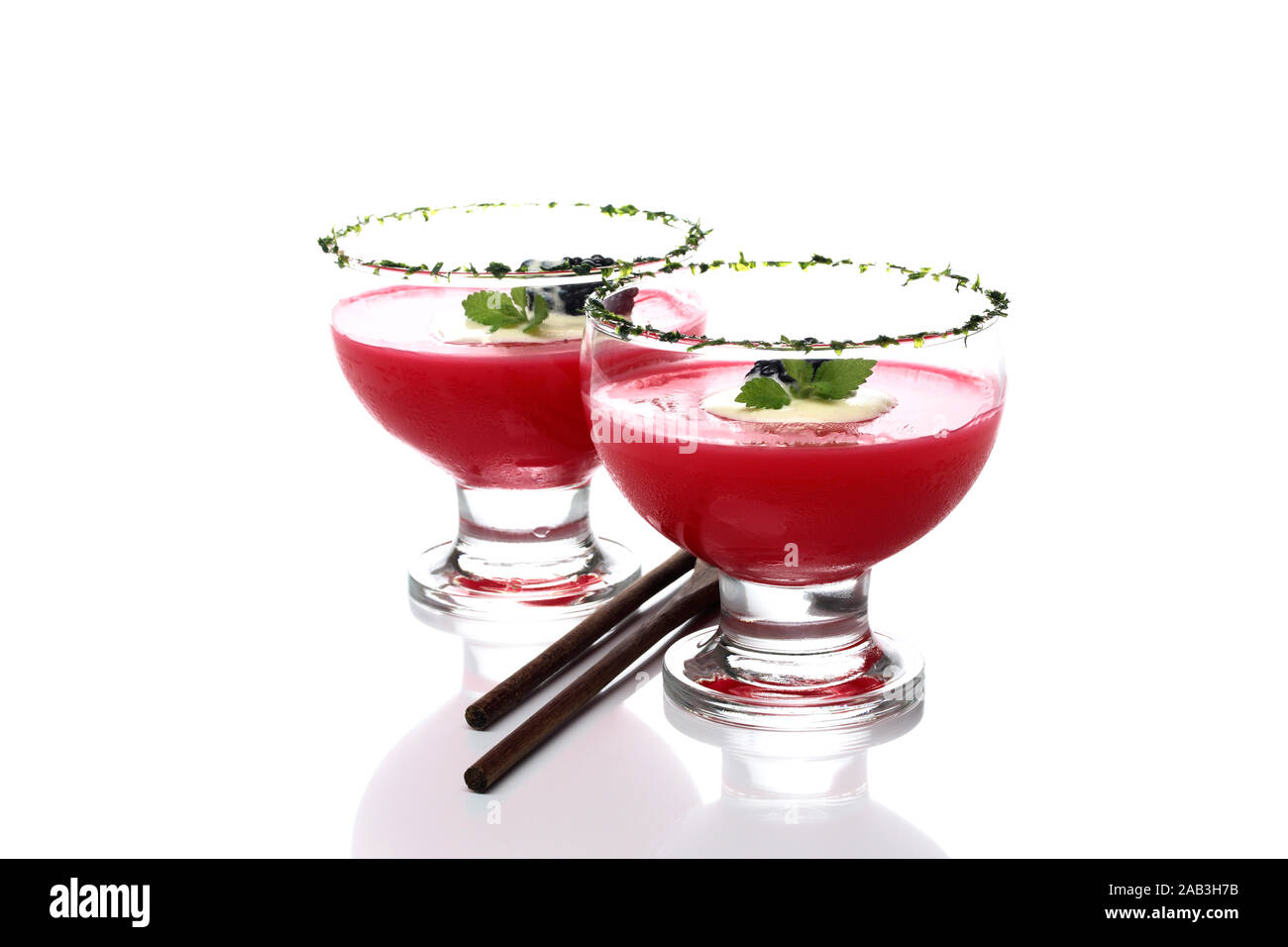 Rote Gruetze mit Vanillesauce Stock Photo - Alamy