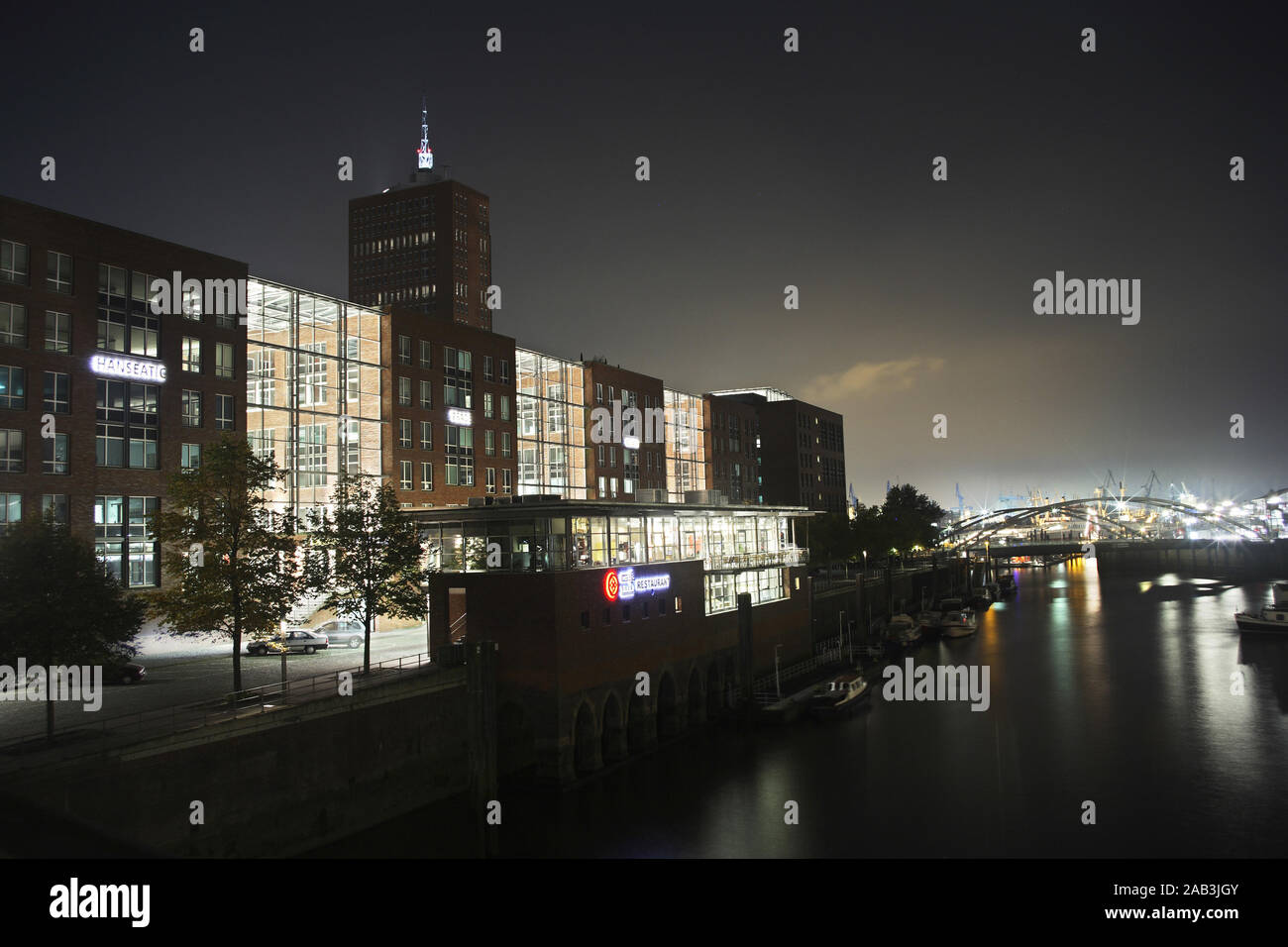 Hanseatic Trade Center in Hamburg bei Nacht (Architekten: Naegele, Hofmann, Tiedemann und Partner) Stock Photo