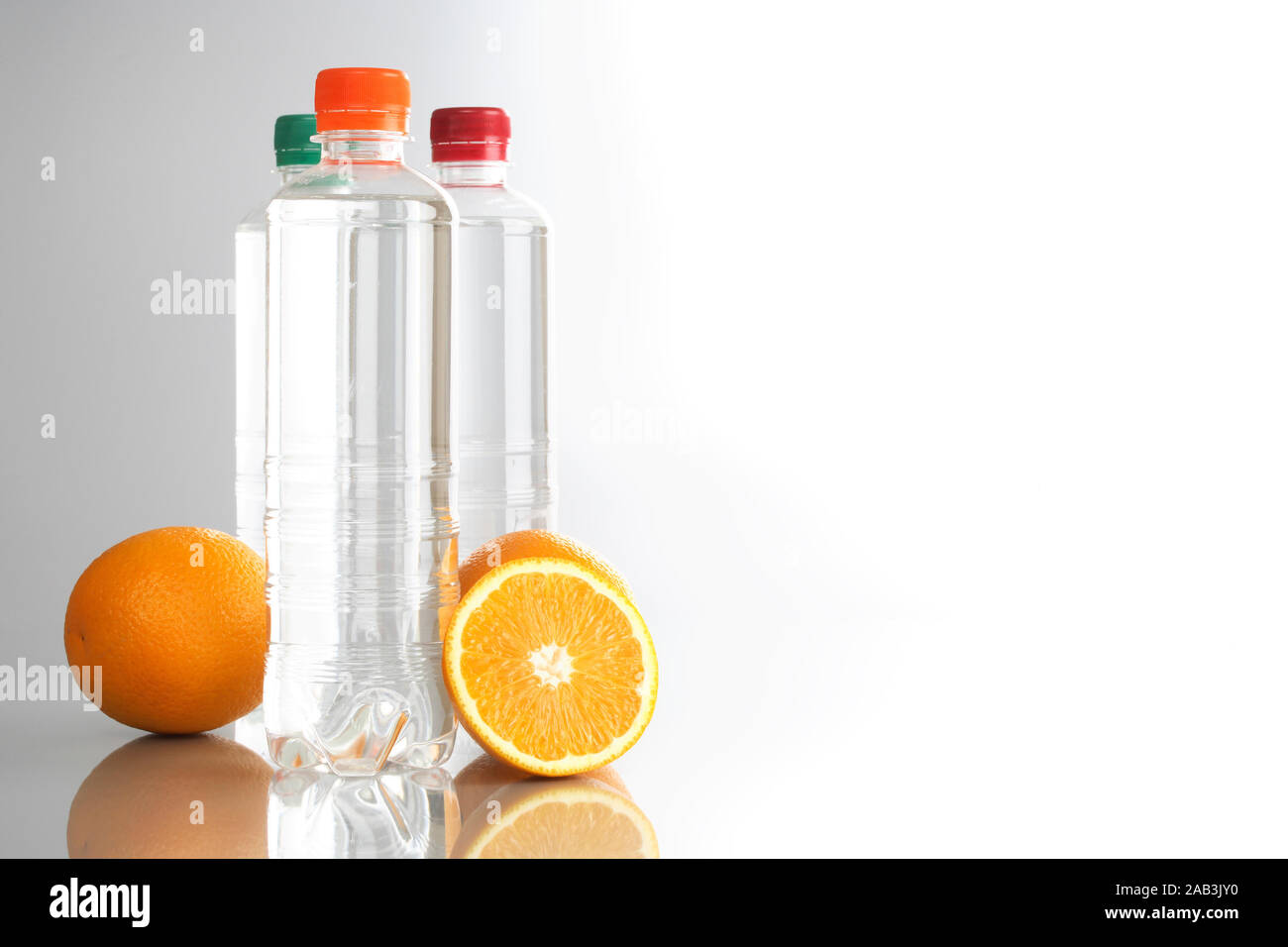 Mineralwasser mit Orangen Stock Photo