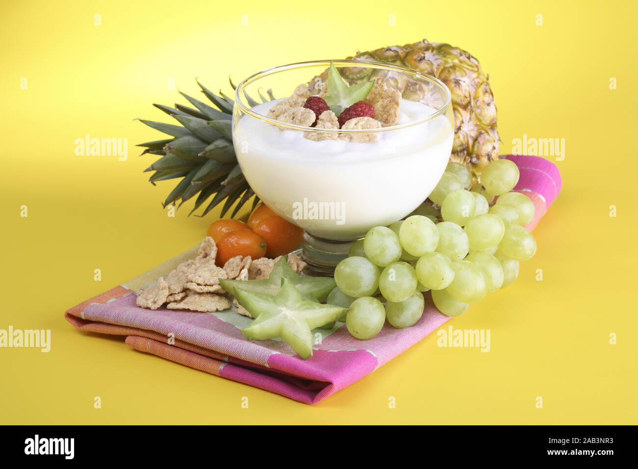 Joghurt mit Fruechten Stock Photo - Alamy
