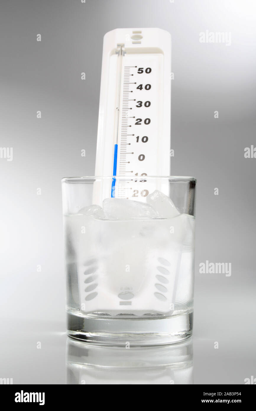 Wasserglas mit Thermometer Stock Photo