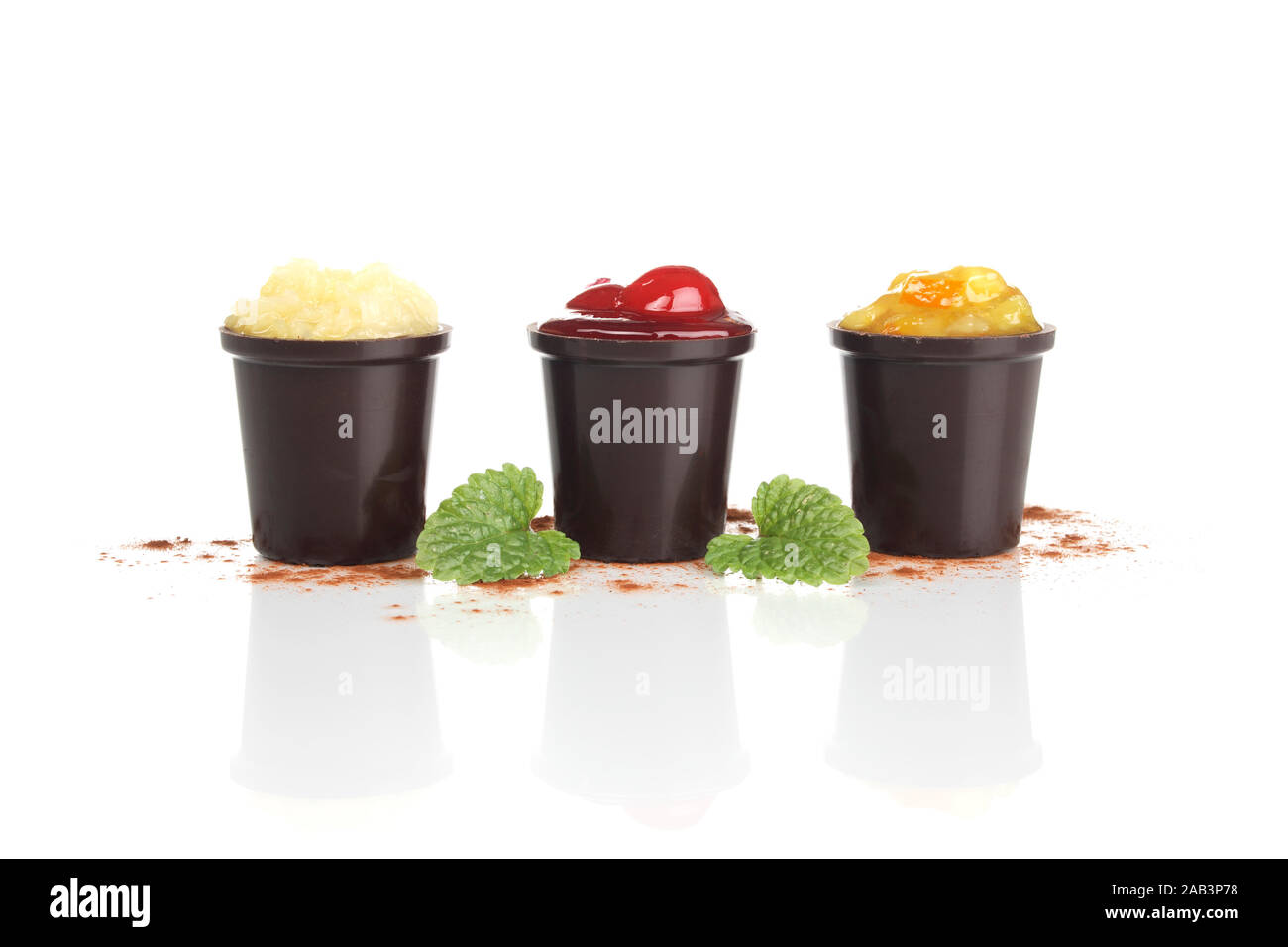 Schokobecher mit Frucht Stock Photo - Alamy