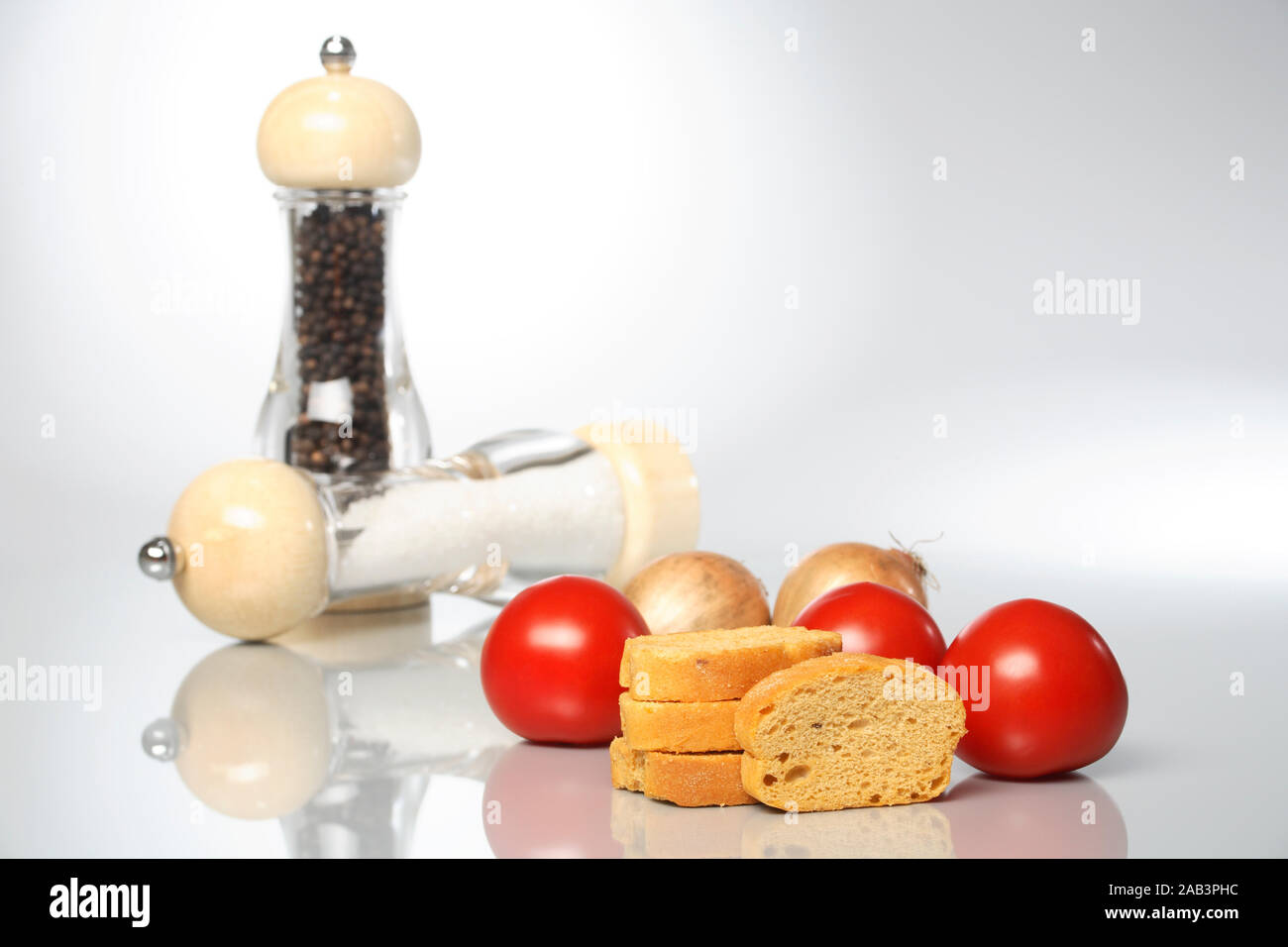 Bruschetta Brot mit Tomaten und Zwiebeln Stock Photo - Alamy