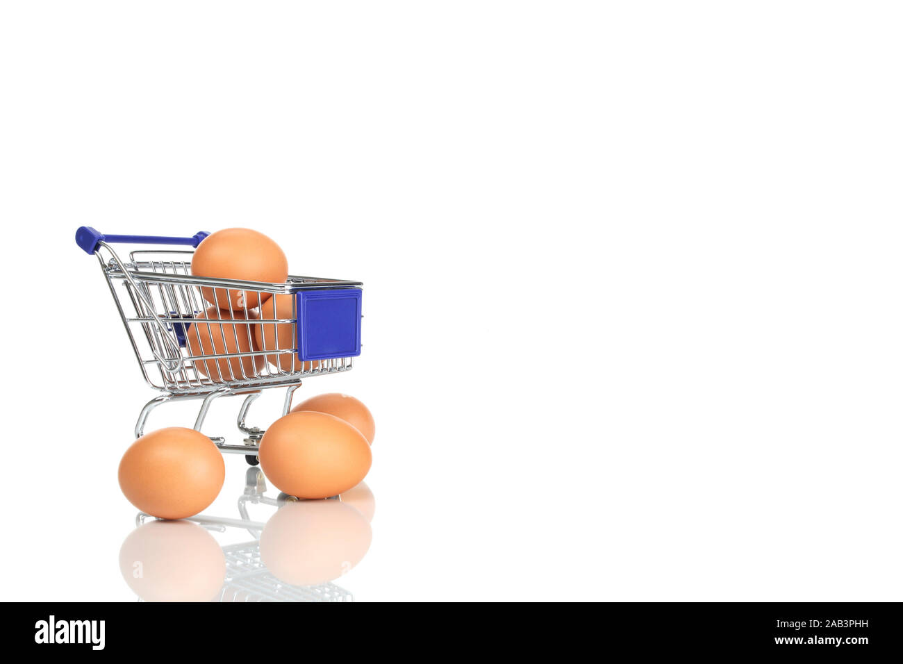 Einkaufswagen und Eier Stock Photo