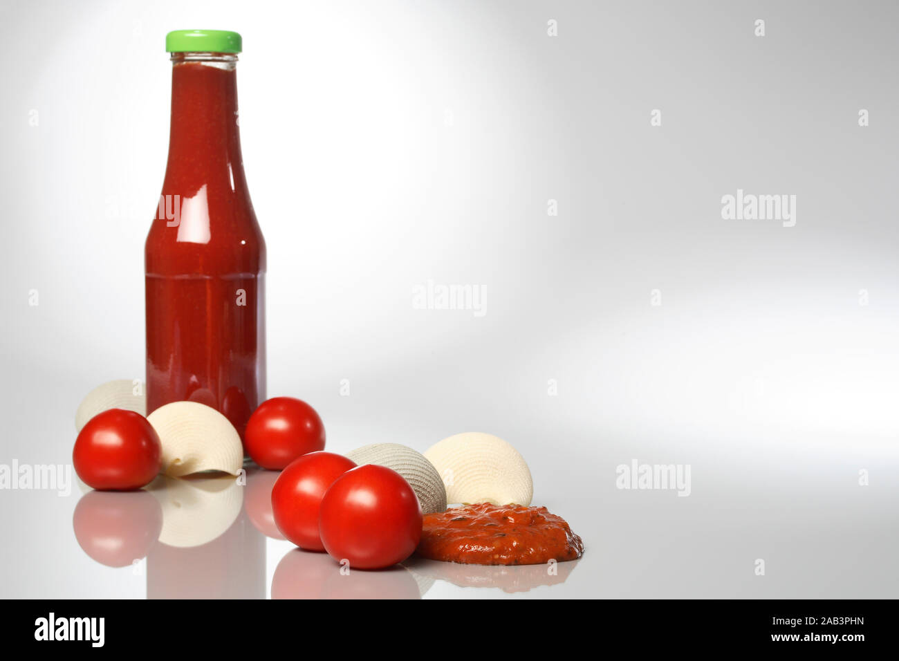 Ketchup mit Tomaten und Nudeln Stock Photo - Alamy
