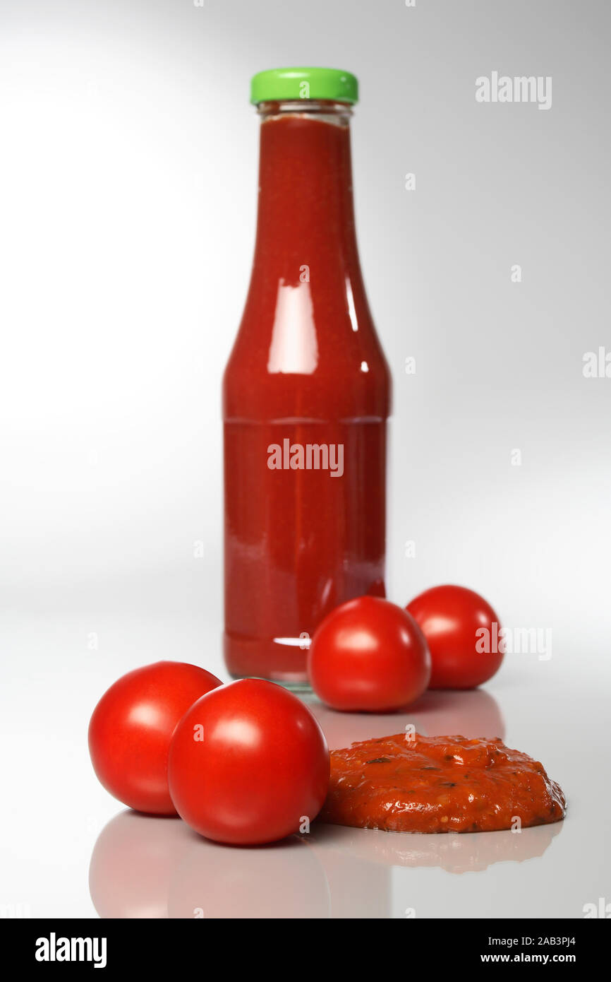 Ketchup mit Tomaten Stock Photo