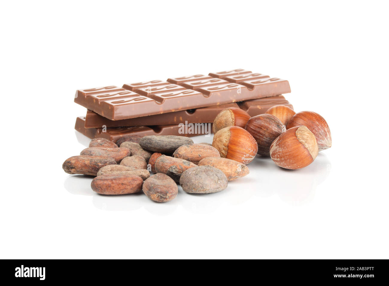 Nuss-Schokolade, Haselnuesse und Kakaobohnen Stock Photo