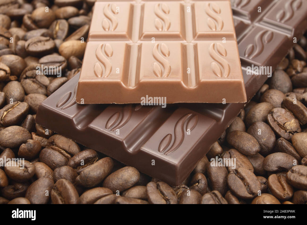 Schokolade mit Kaffeebohnen Stock Photo - Alamy