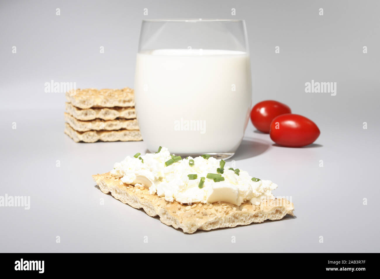 Knaeckebrot mit Frischkaese, Tomaten und Milch Stock Photo - Alamy Knaeckebrot mit Frischkaese, Tomaten und Milch Stock Photo - Alamy