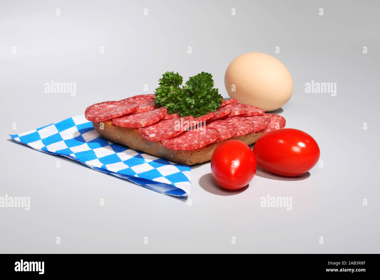 Vollkornbroetchen mit Salami, Tomaten und Ei Stock Photo