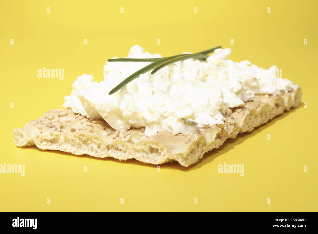 Knaeckebrot mit Frischkaese Stock Photo - Alamy