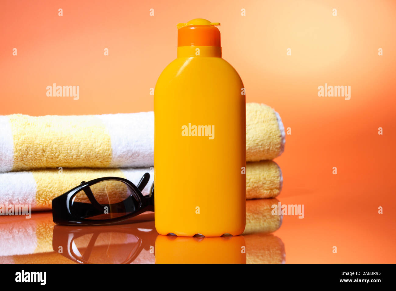 Sonnenbrille, Handtuch und Sonnenmilch Stock Photo