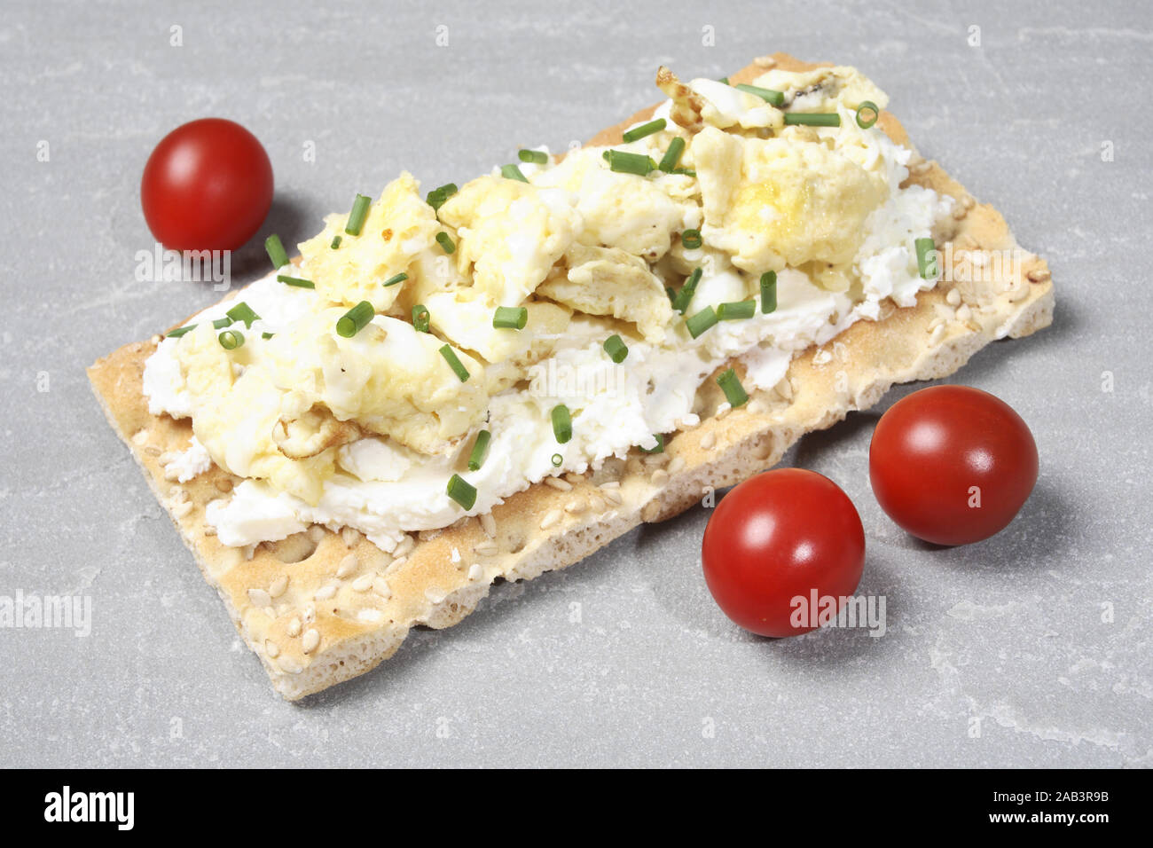 Knaeckebrot mit Frischkaese, Ruehrei und Tomate Stock Photo - Alamy