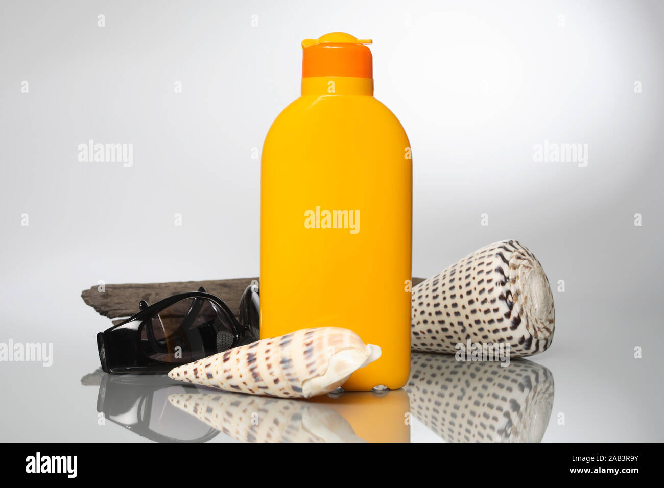 Sonnenbrille, Muscheln und Sonnenmilch Stock Photo