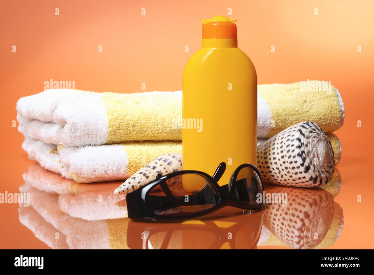 Sonnenbrille, Handtuch und Sonnenmilch Stock Photo