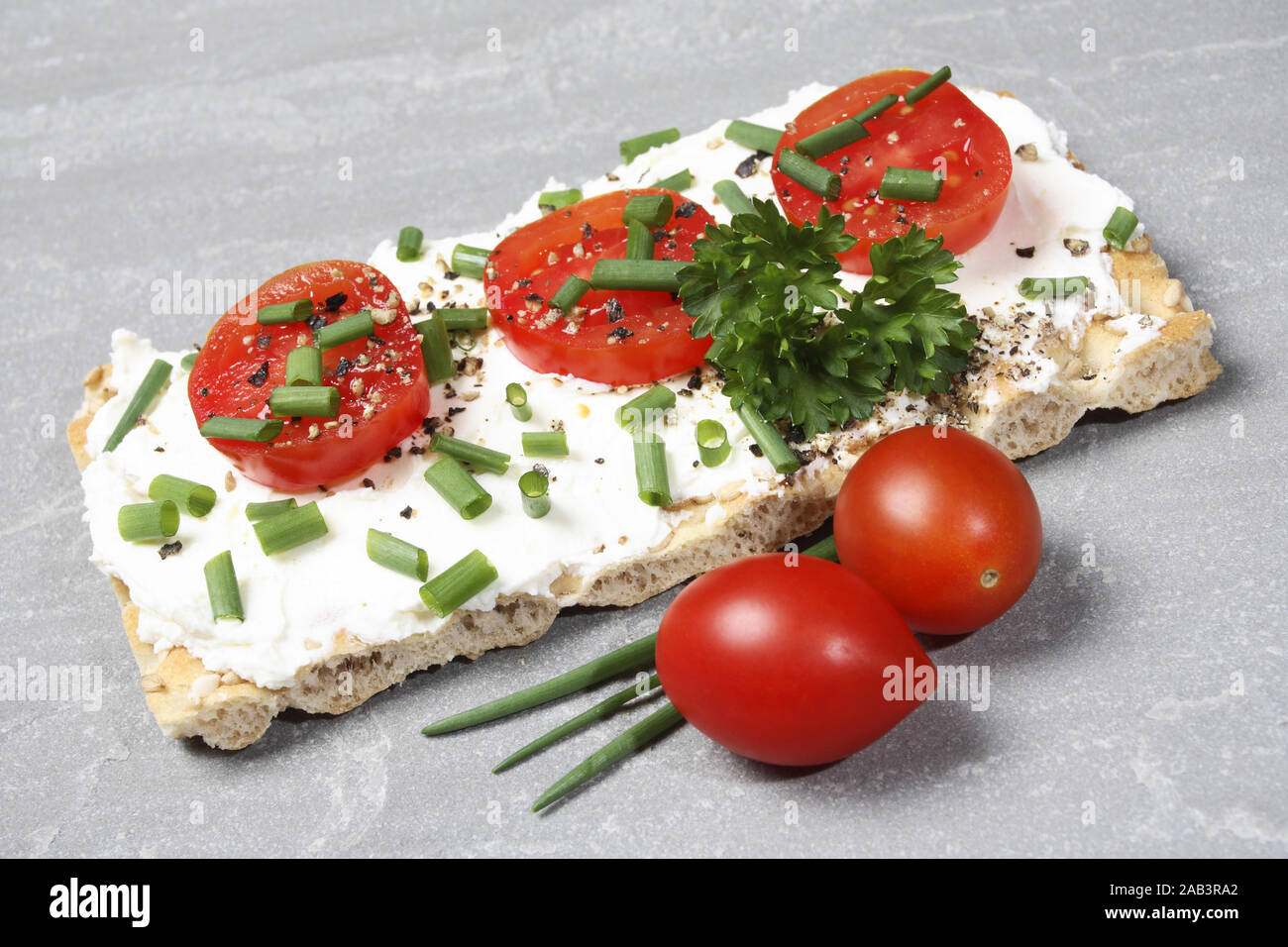 Knaeckebrot mit Frischkaese und Tomate Stock Photo - Alamy